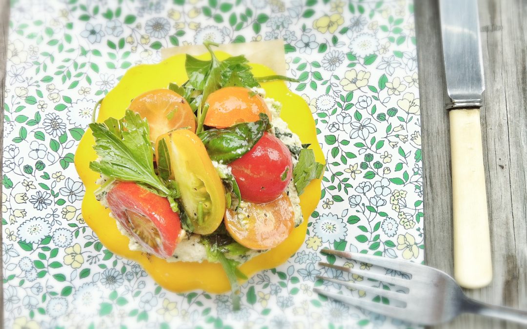 Pâtisson farci à la tartinade de chou-fleur grillé et salade de tomates aux herbes