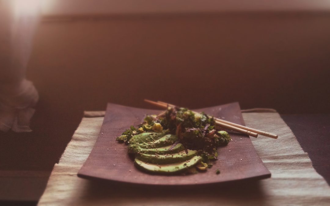 Salade de kale et choux de Bruxelles, sauce crémeuse à l’umeboshi, marinade d’oignons