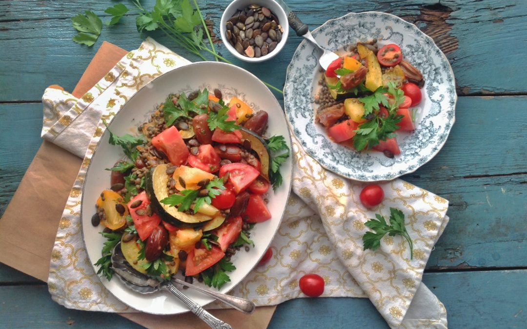 Salade d’automne aux tomates, courges  grillées et dattes deglett + vinaigrette tomatée aux graines de chia et basilic
